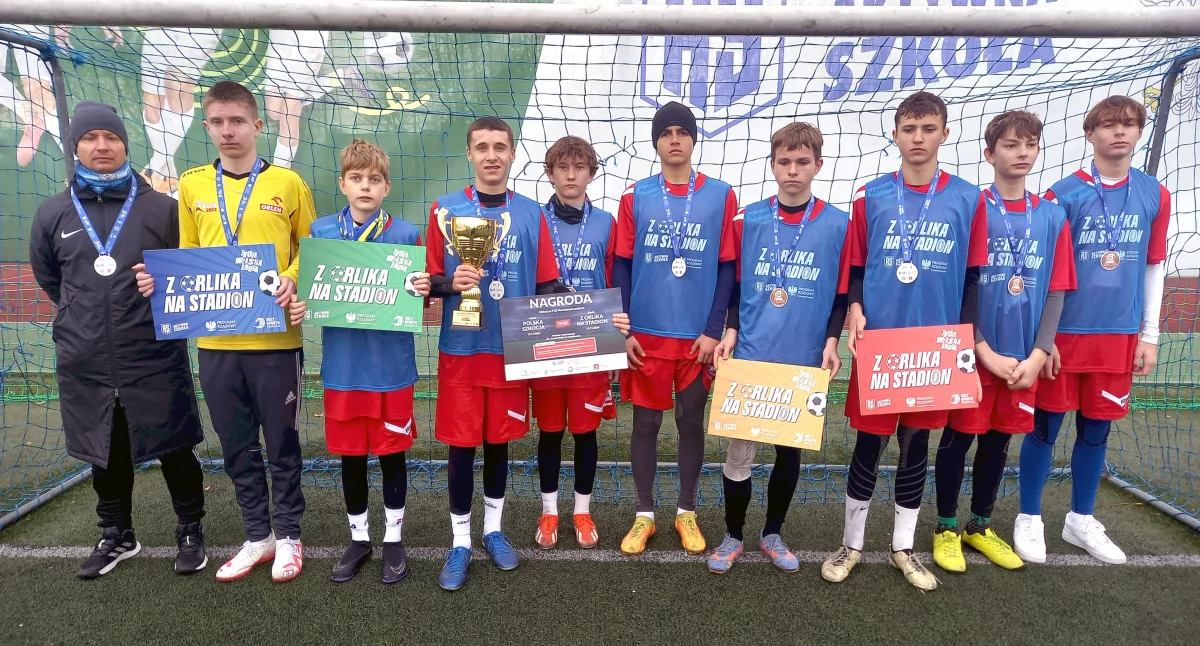 Zdjęcie drużyny piłkarskiej U15 z SP Stadnicka Wola z opiekunem Arkadiuszem Jarząbem