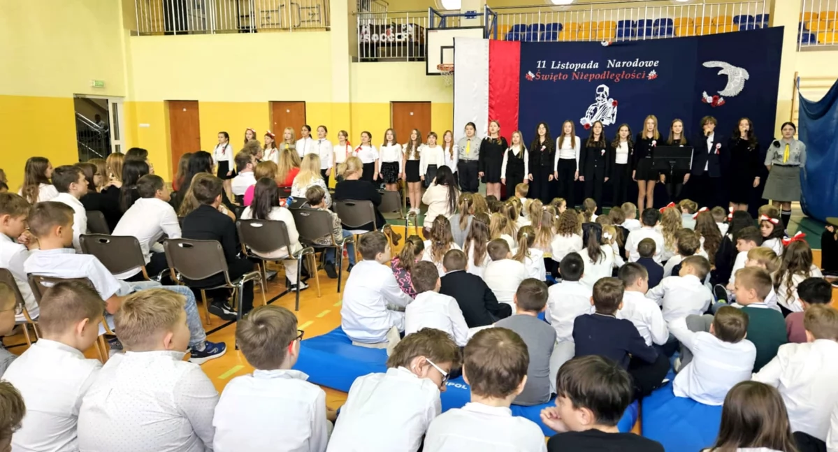 Zdjęcie z uroczystości 106 rocznicy odzyskania niepodległości przez Polskę w SP Królewiec