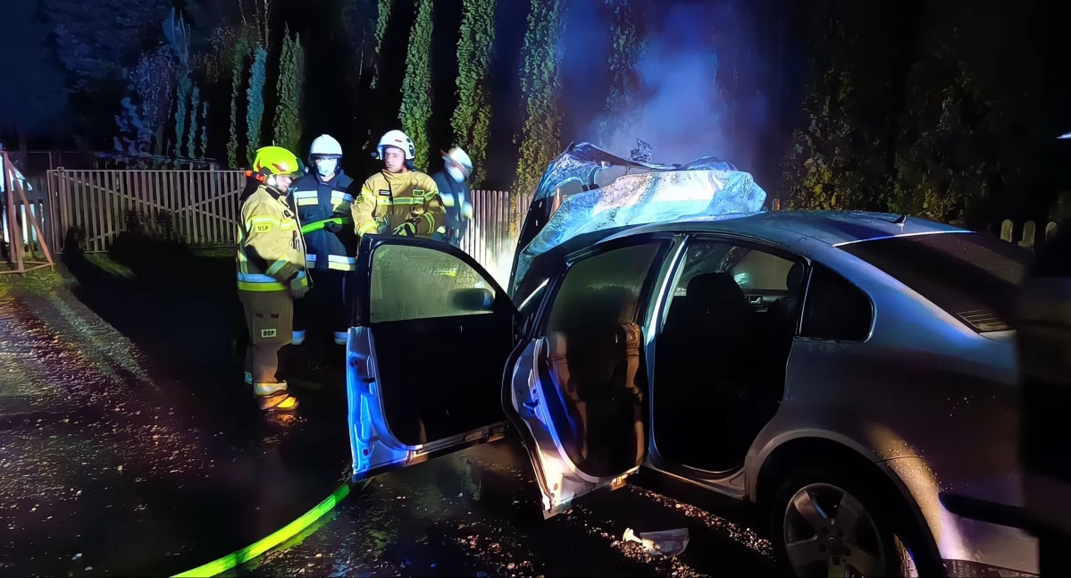 Zdjęcie strażaków dogaszających pożar samochodu w Królewcu