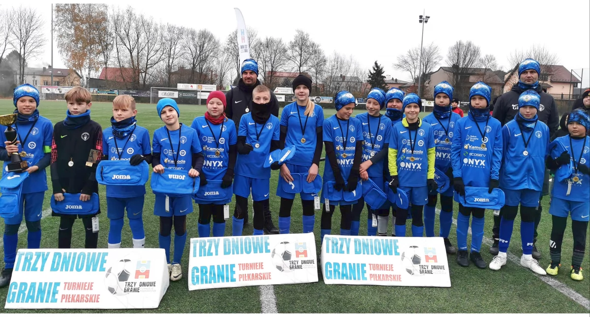 Zdjęcie drużyny młodzików młodszych AP Champions Końskie z trenerami: Łukaszem Herdą i Grzegorzem Kądzielą