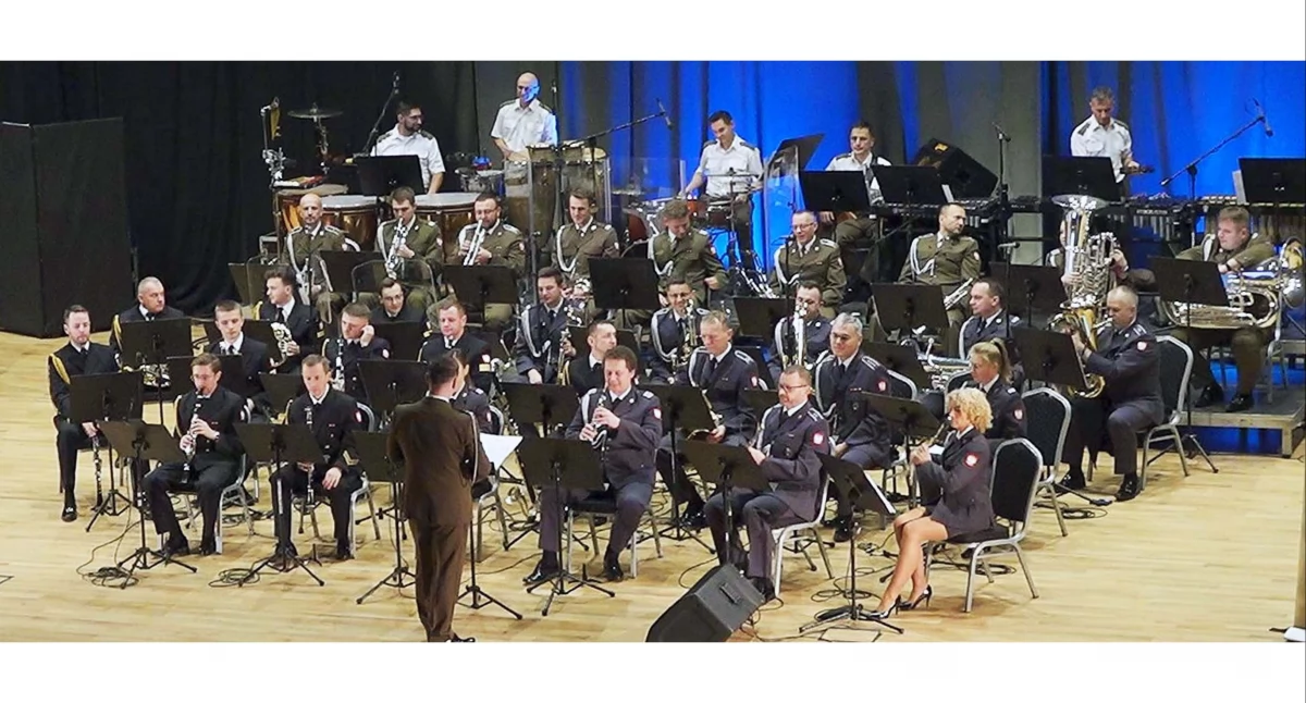 Zdjęcie orkiestry na scenie KCK