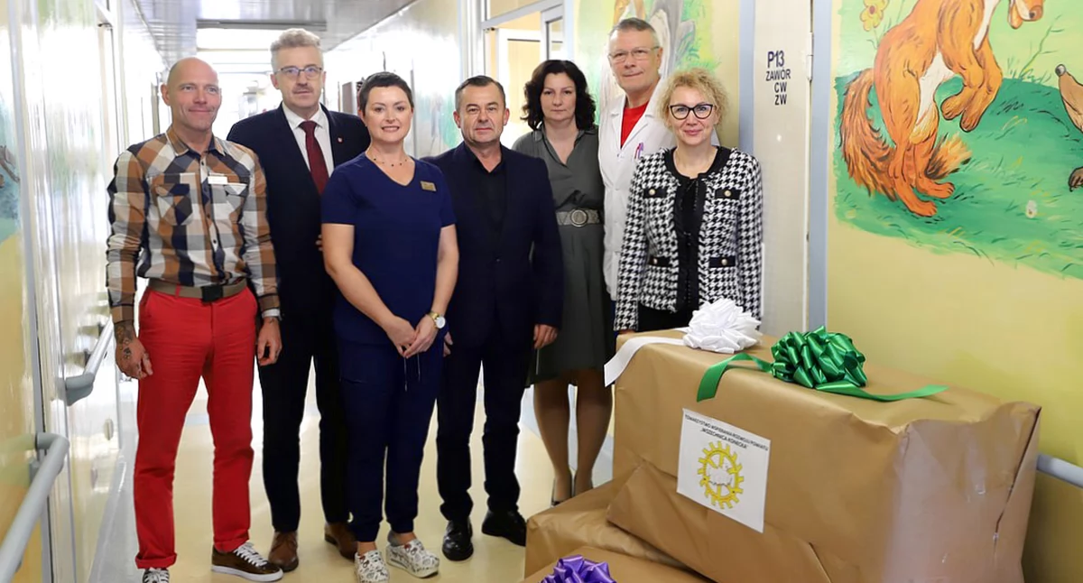 Zdjęcie z przekazania darów dla koneckiego szpitala