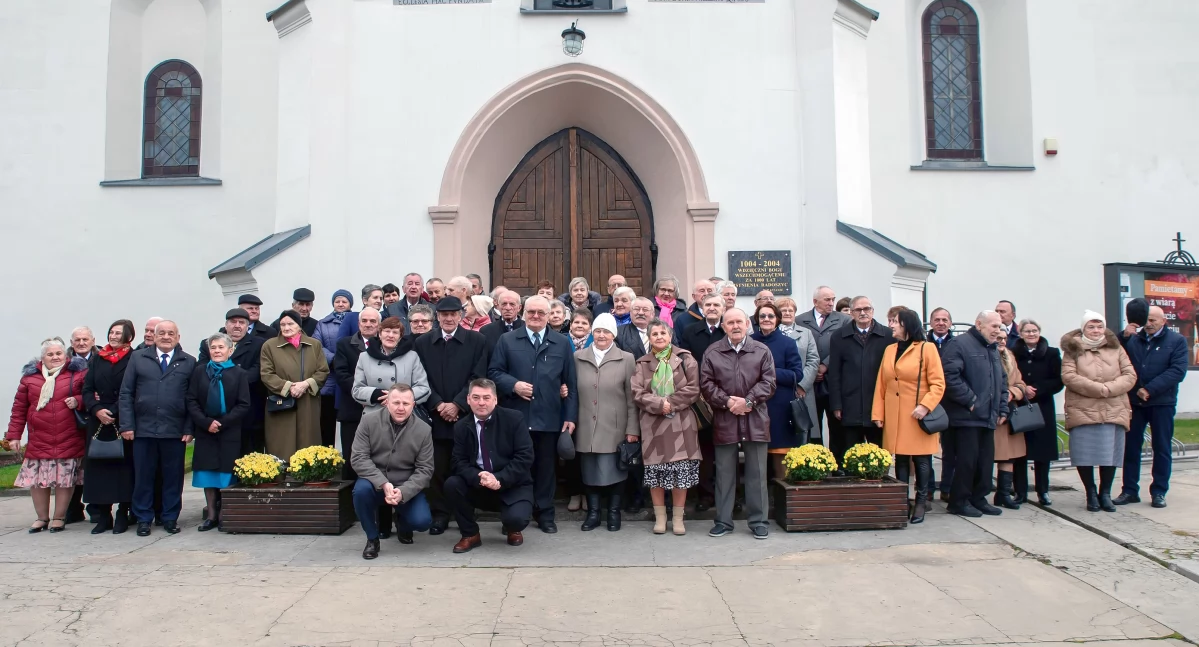 Zdjęcie Jubilatów przed kościołem parafialnym pw. św. Apostołów Piotra i Pawła w Radoszycach