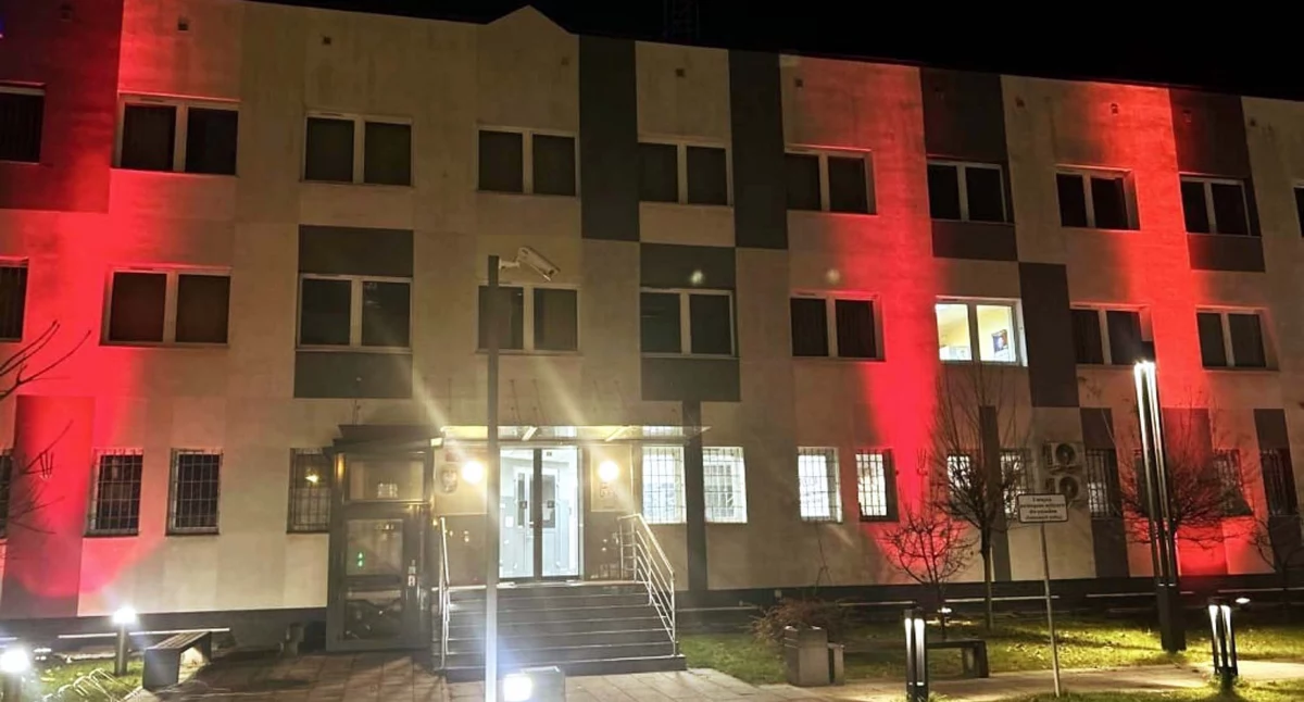 Zdjęcie podświetlonej na czerwono Komendy Powiatowej Policji w Końskich