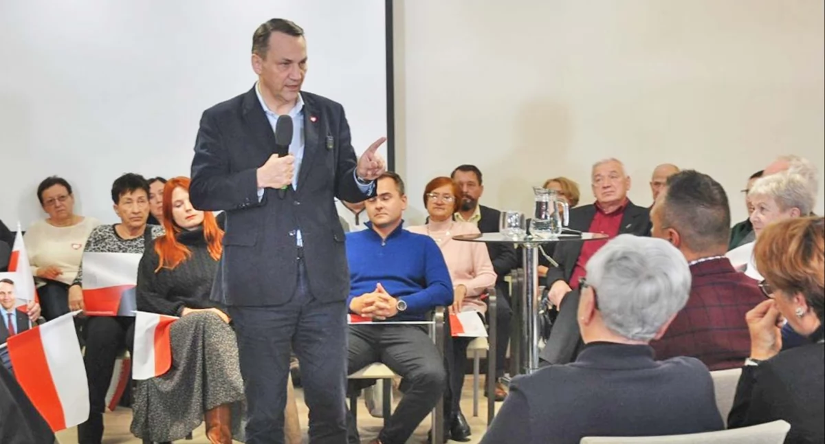 Zdjęcie Radosława Sikorskiego między konecczanami