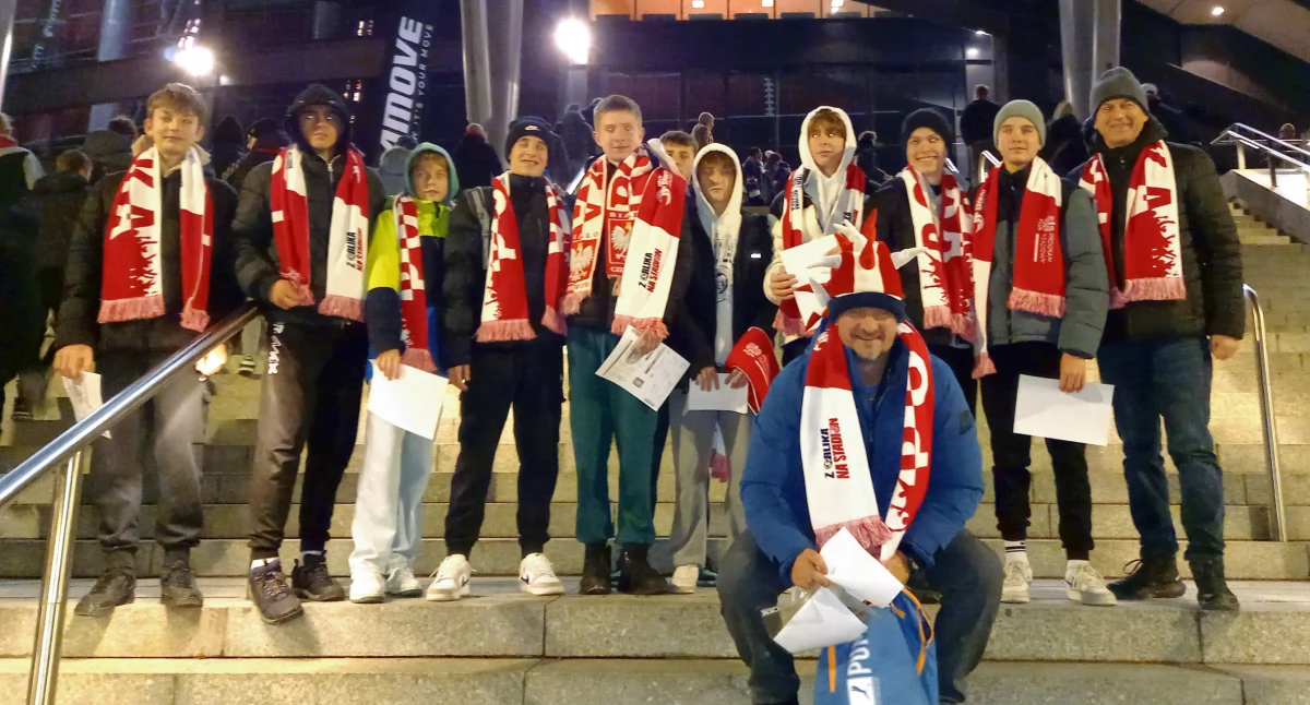 Zdjęcie delegacji z SP w Stadnickiej Woli na PGE Stadionie Narodowym w Warszawie