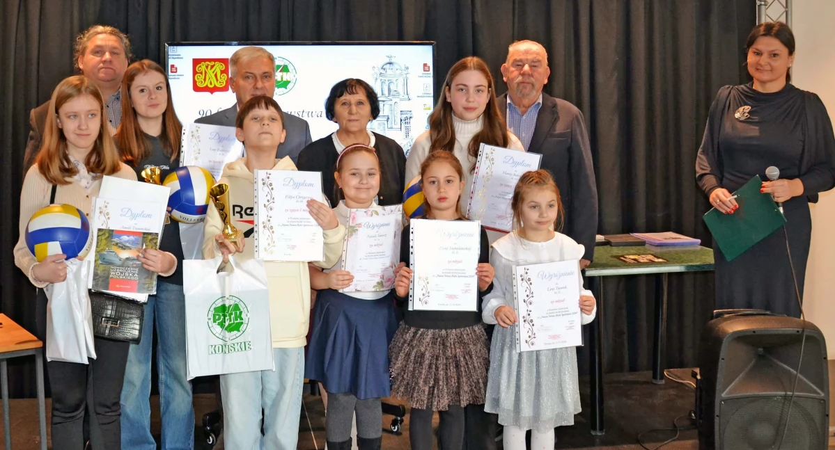 Zdjęcie uczniów nagrodzonych za projekty kartek i znaczków pocztowych z organizatorami konkursów