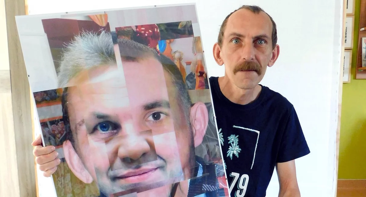 Zdjęcie Jacka Niewęgłowskiego z nagrodzonym dziełem