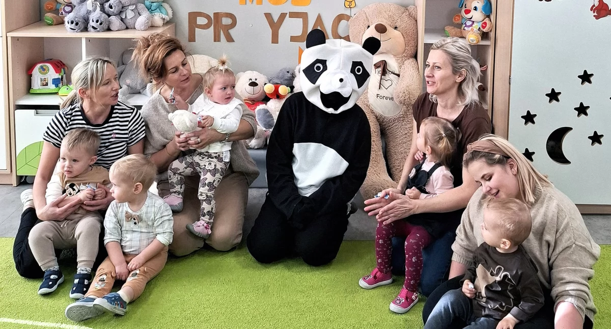 Zdjęcie z wizyty Pandy u najmłodszych podopiecznych SP w Królewcu