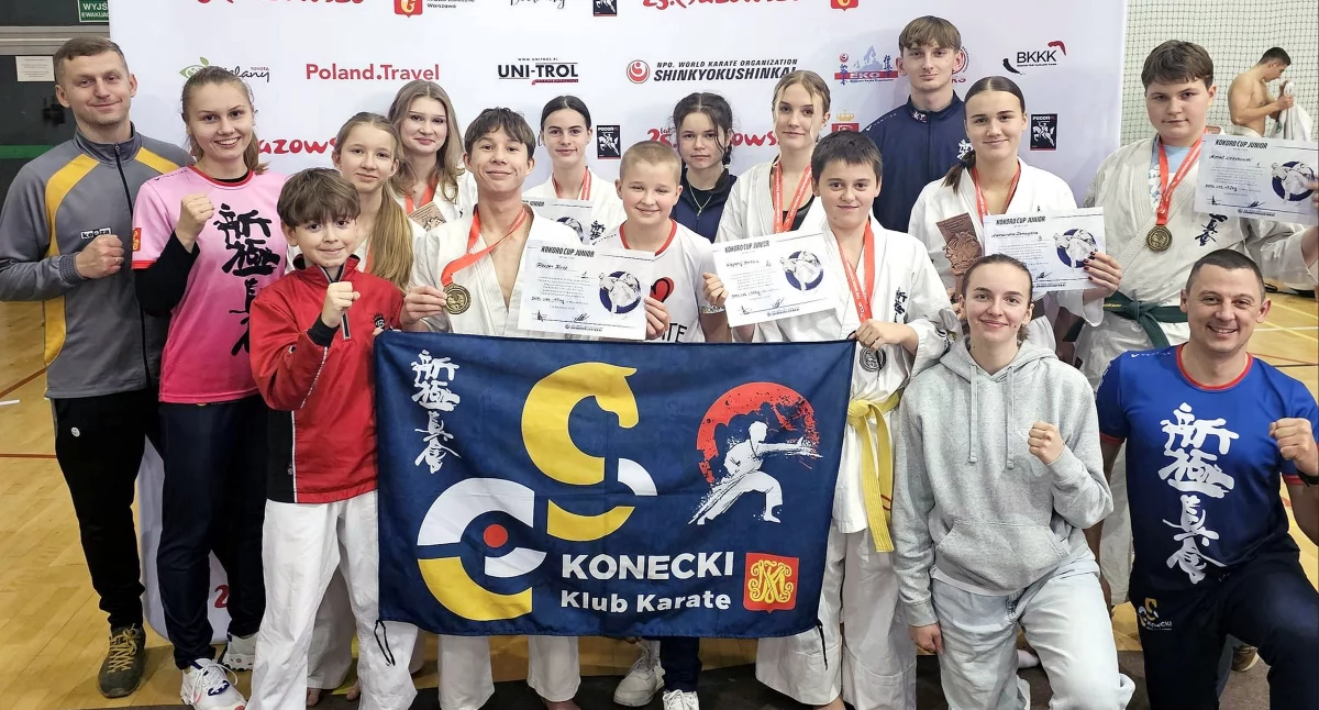 Zdjęcie ekipy Koneckiego Klubu Karate Kyokushin na turnieju Kokoro Cup Junior 2024 w Warszawie