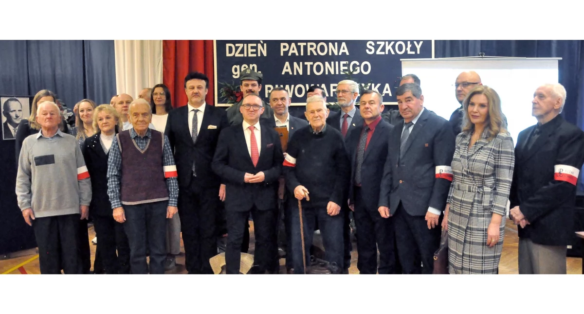 Zdjęcie gości i szkolnych artystów z ZSP nr 2 w Końskich