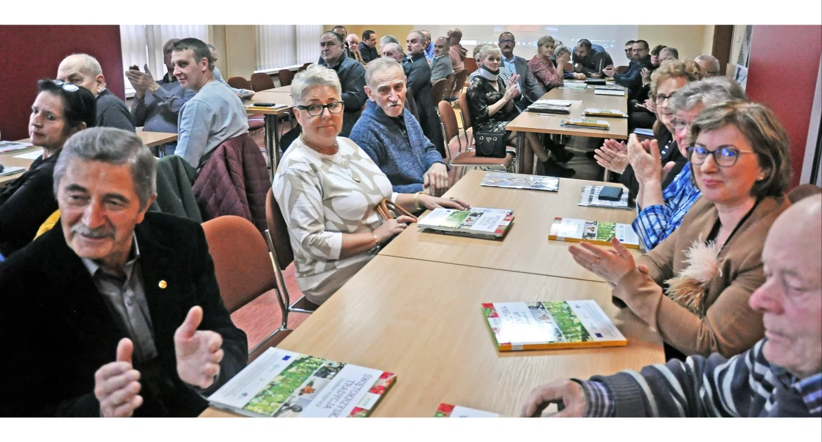 Zdjęcie pszczelarzy zgromadzonych w Świętokrzyskim Ośrodku Doradztwa Rolniczego w Modliszewicach
