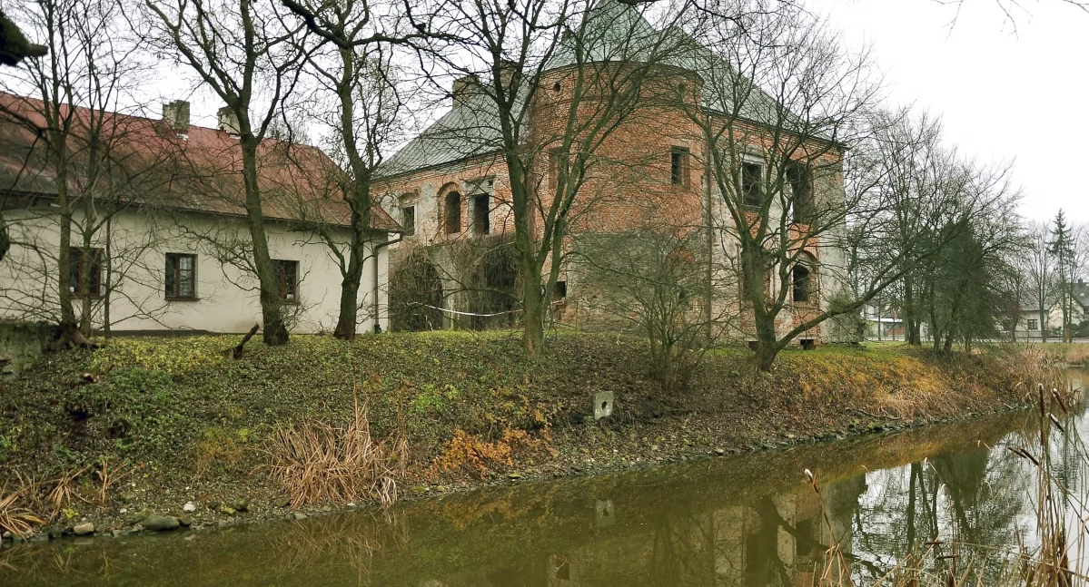 Zdjęcie odbudowywanego dworu obronnego w Modliszewicach