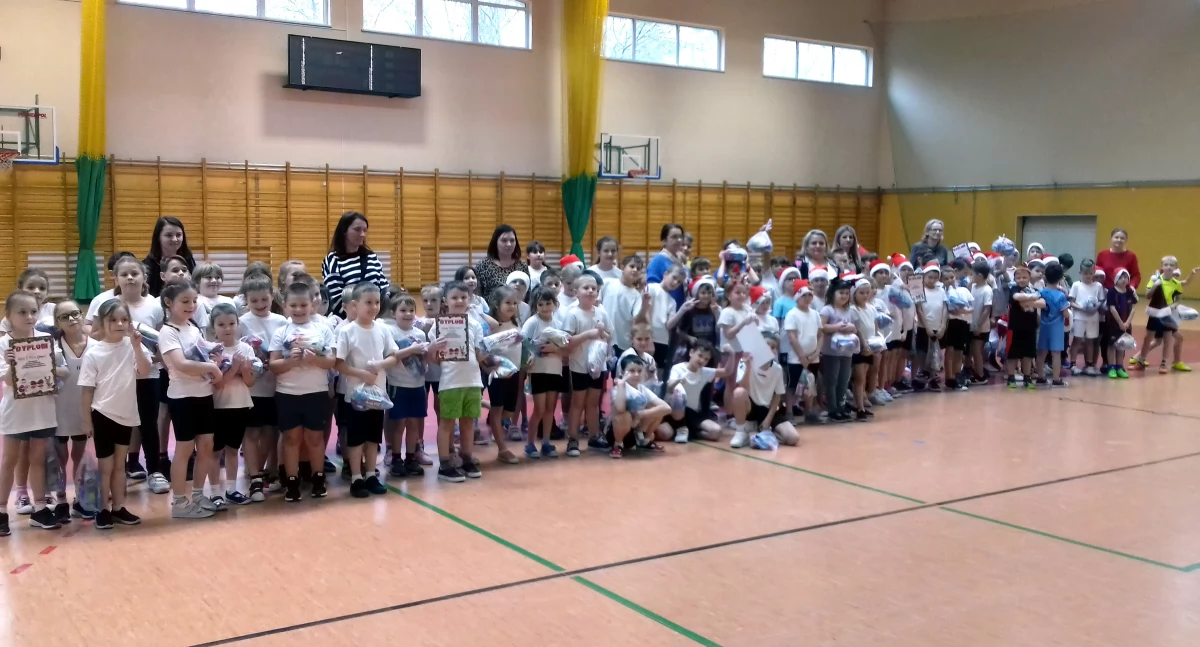 Zdjęcie młodszej części uczestników gwiazdkowego turnieju w Fałkowie