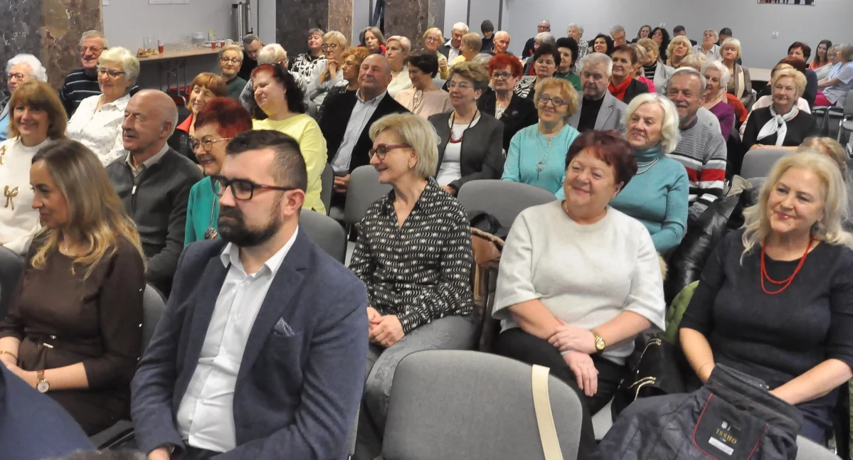 Zdjęcie sali wypełnionej seniorami