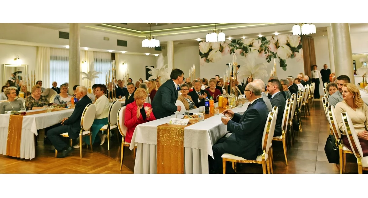 Zdjęcie gości podczas poczęstunek przy prawie weselnym stole