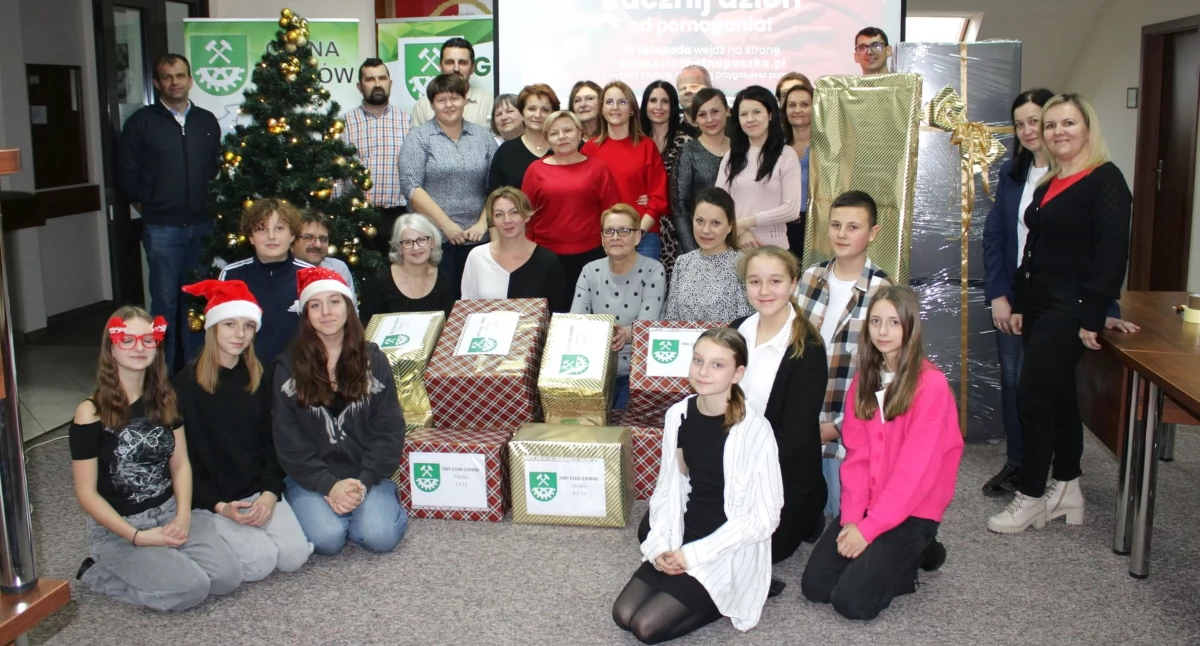 Pamiątkowe zdjęcie uczestników akcji Szlachetna Paczka w gminie Smyków