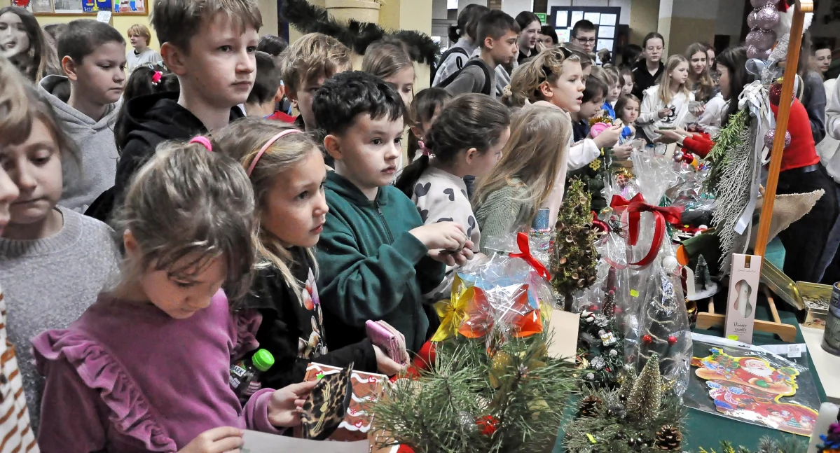 Zdjęcie dzieci z SP nr 1 w Końskich podczas kiermaszu dla Oliwki