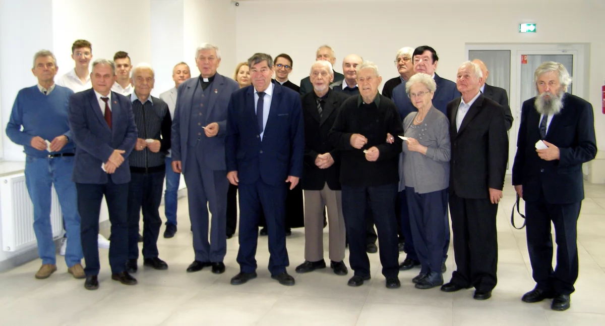 Pamiątkowe zdjęcie gości i organizatorów spotkania opłatkowego koneckiego Koła Światowego Związku Żołnierzy Armii Krajowej