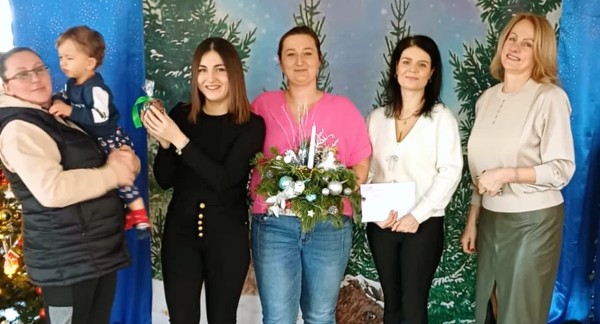 Zdjęcie chorego Jasia z mamą i organizatorkami akcji charytatywnej