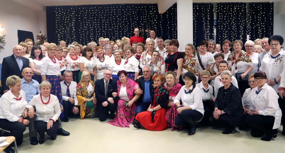 Pamiątkowe zdjęcie uczestników uroczystej wigilii w SOSW w Baryczy