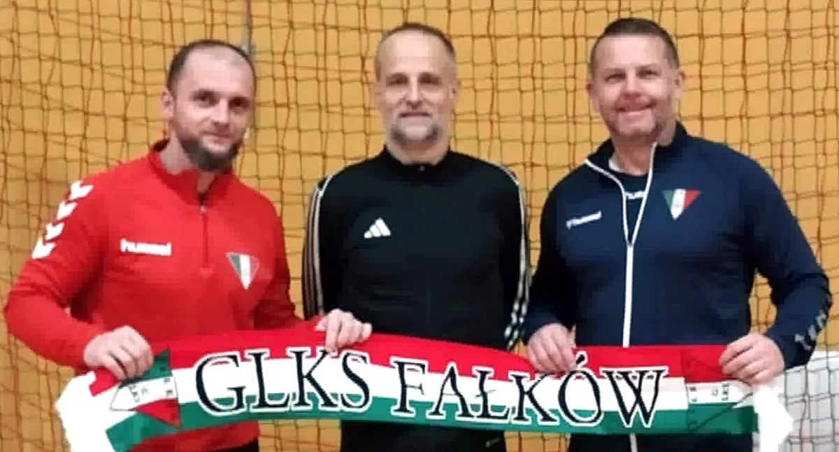 Zdjęcie trenera Andrzeja Deca (w srodku) z działaczami GLKS Fałków