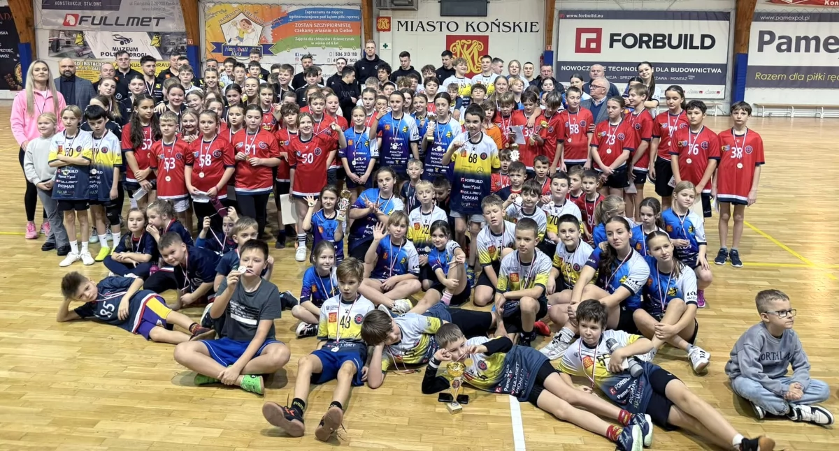 Pamiątkowe zdjęcie uczestników sobotniego wydarzenia w hali sportowej w Końskich