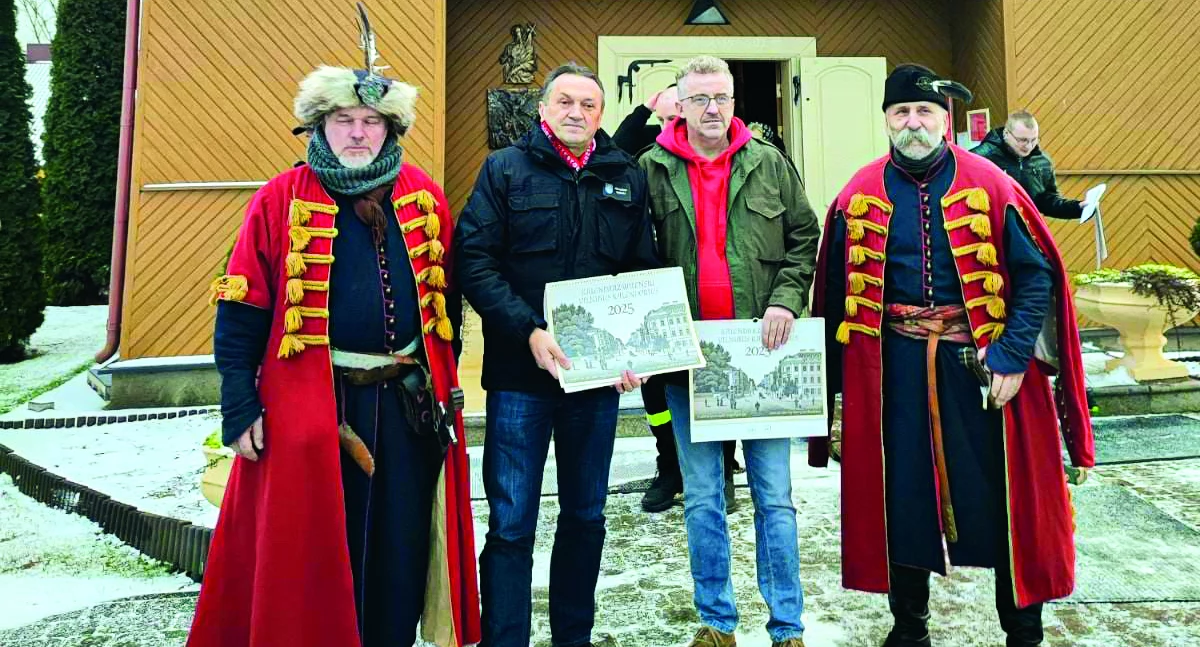 Zdjęcie starosty koneckiego Grzegorza Pieca i Mirosława Gębskiego na Litwie