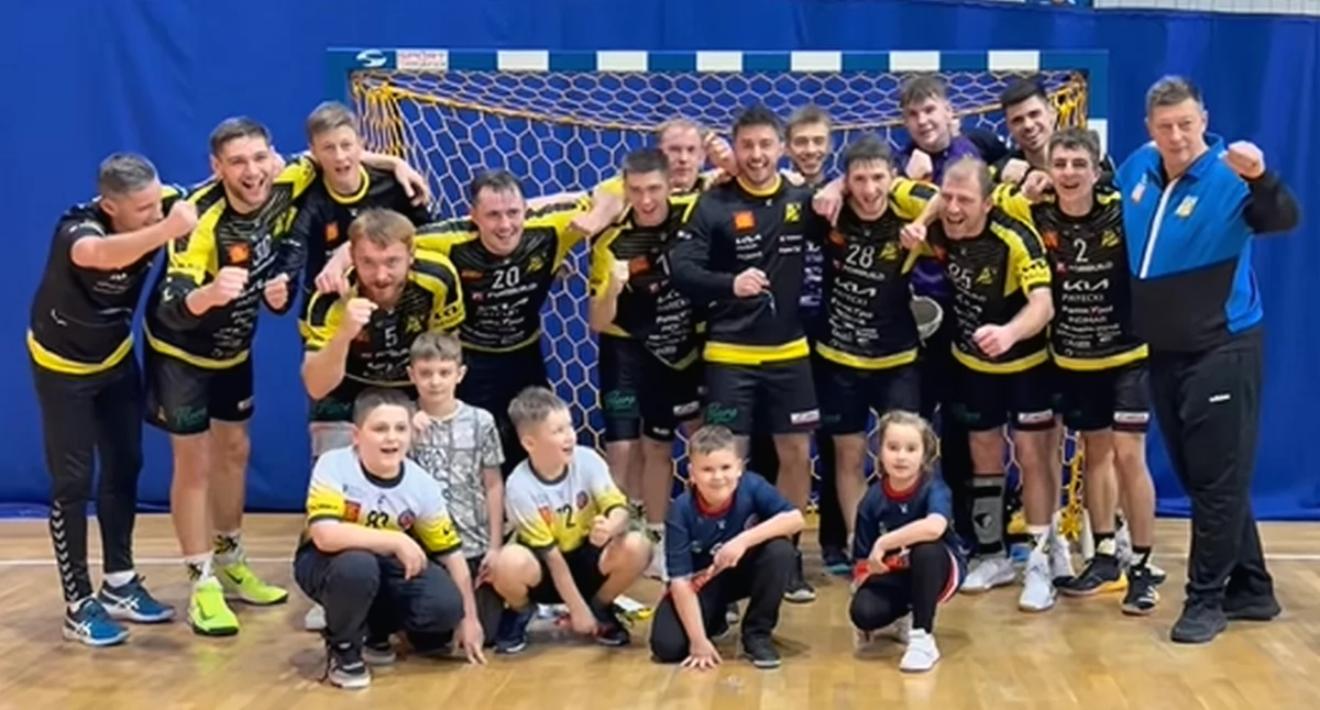 Zdjęcie drużyny KSPR Końskie tradycyjnie już z najmłodszymi kibicami po zwycięstwie nad SMS ZPRP II Kielce