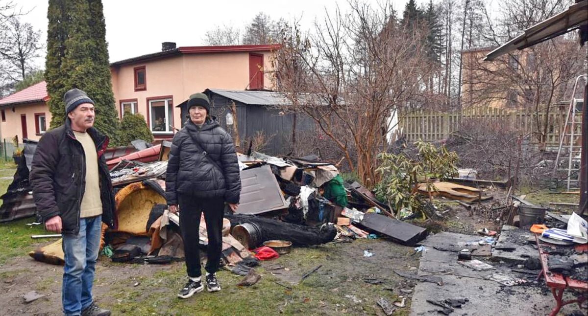 Zdjęcie właścicieli na pogorzelisku domu