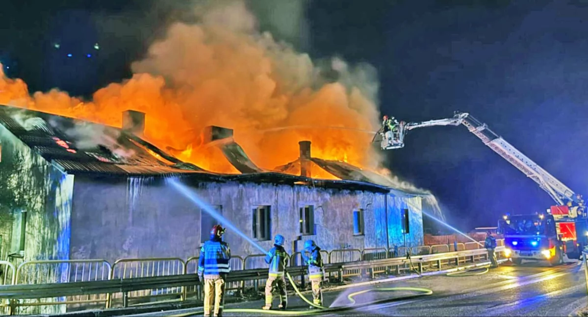 Zdjęcie strażaków gaszących pożar domu w Rudzie Malenieckiej
