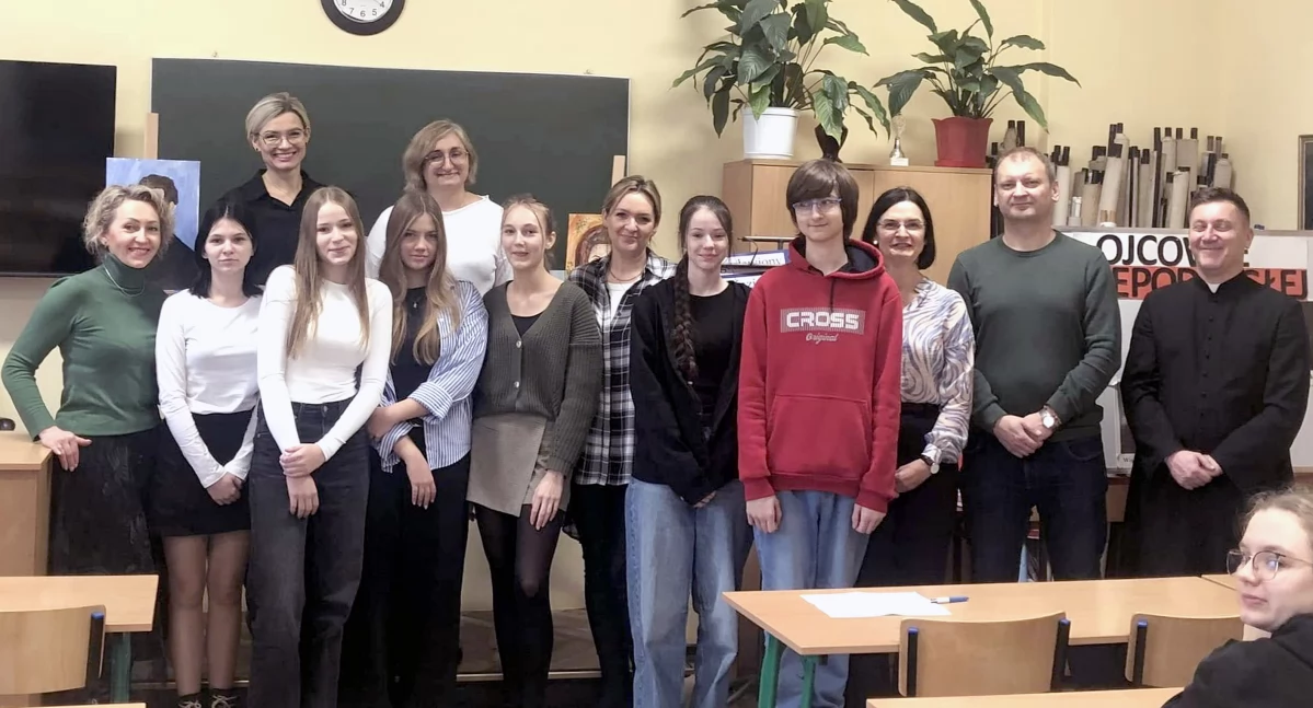 Zdjęcie laureatów i jurorów konkursu 