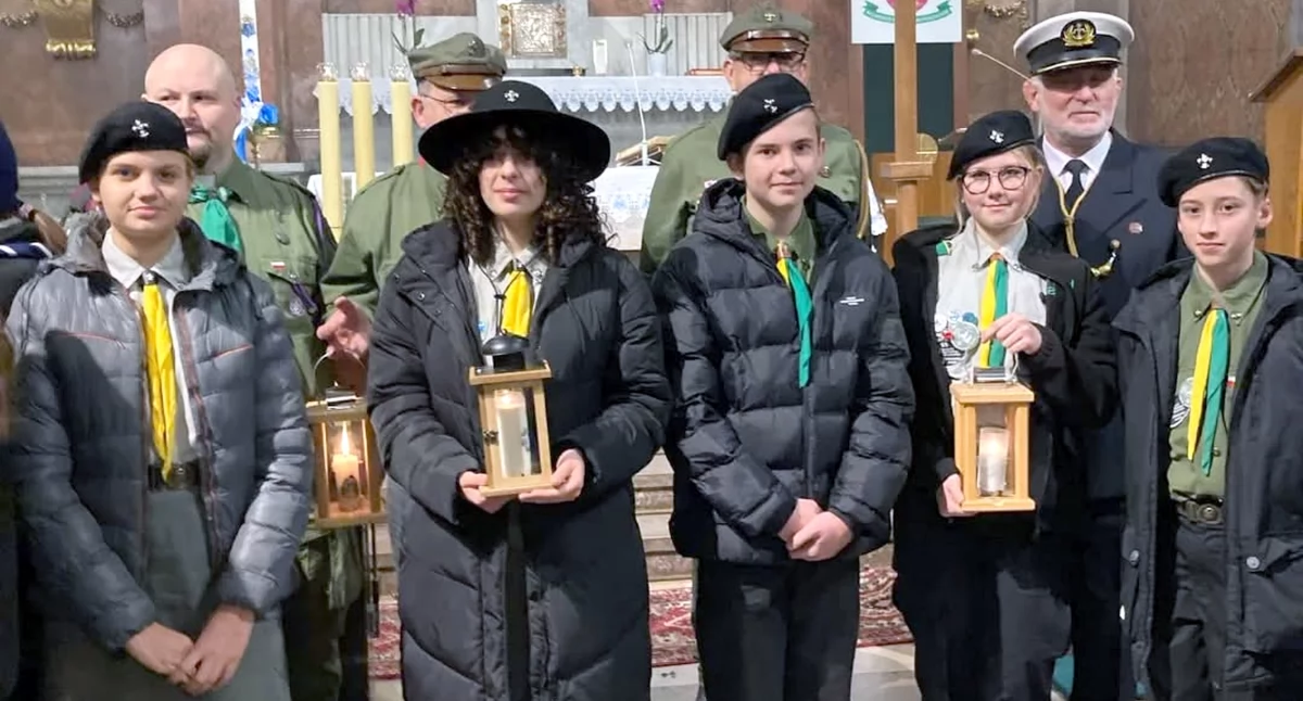 Zdjęcie harcerzy z 11 KDH Ludzie Wiatru z Królewca z Betlejemskim Światłem Pokoju