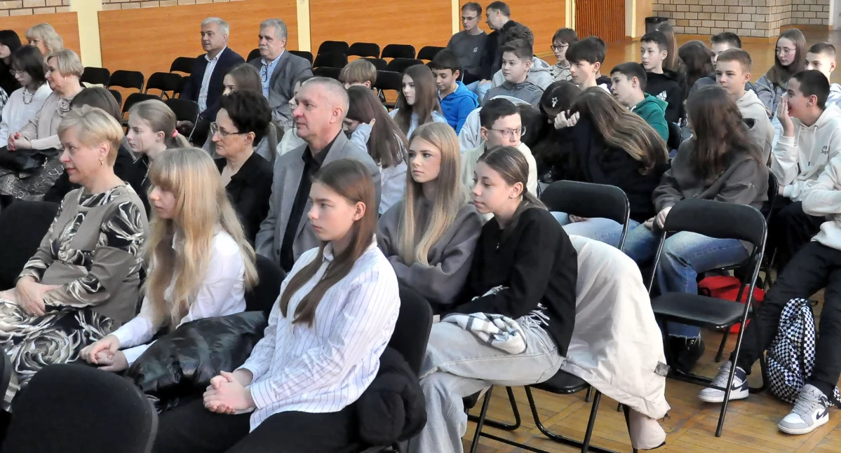 Zdjęcie uczniów i dyrektorów szkół