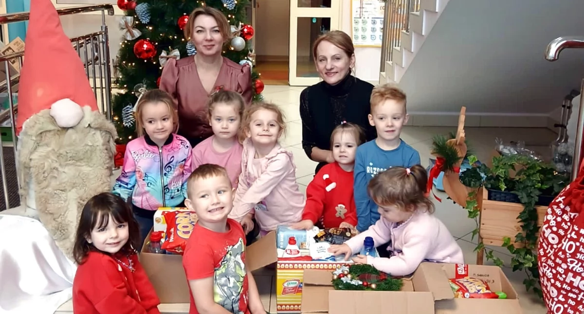 Zdjęcie dzieci z Przedszkola w Smykowie, opiekunów z darami dla potrzebujących rodzin