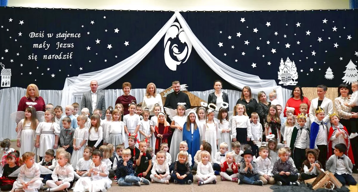 Zdjęcie z jasełek młodszej grupy SP Gowarczów