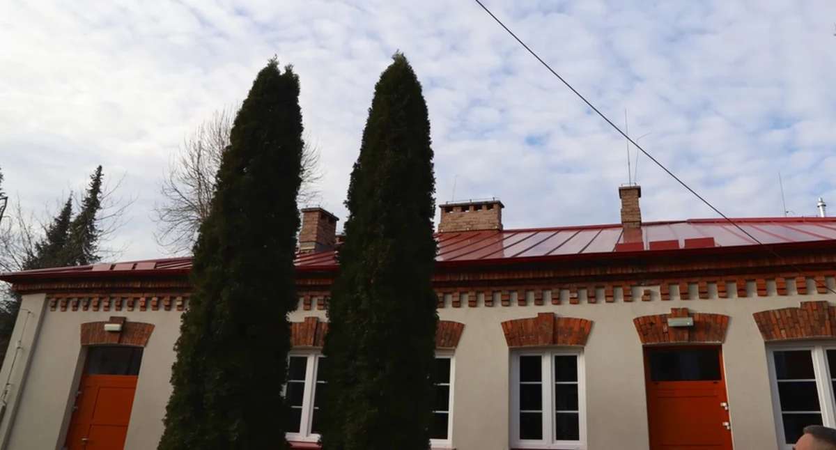 Zdjęcie wyremontowanego dachu jednego z budynków DPS w Końskich