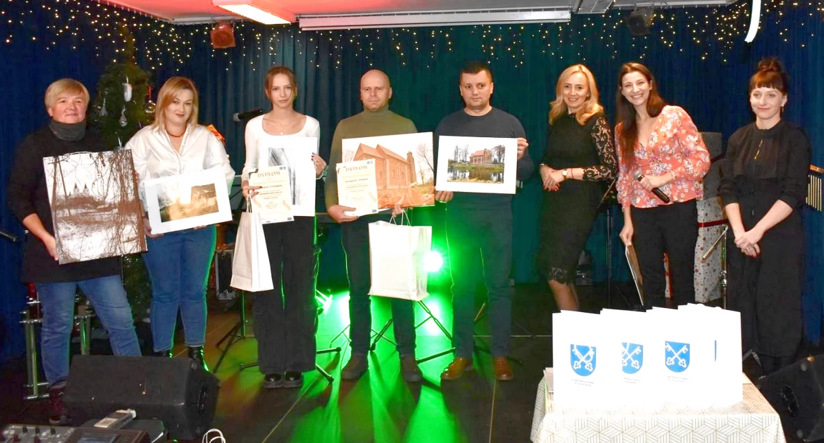 Zdjęcie laureatów z organizatorami konkursu