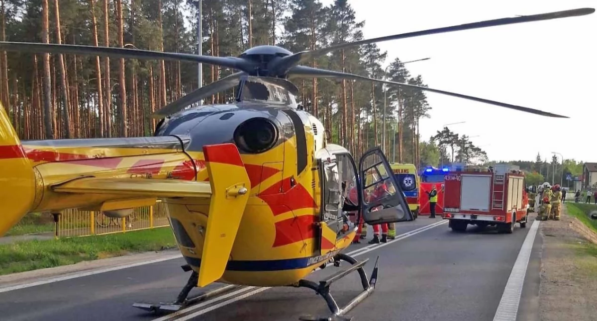 Zdjęcie LPR na lądowisku zorganizowanym na drodze