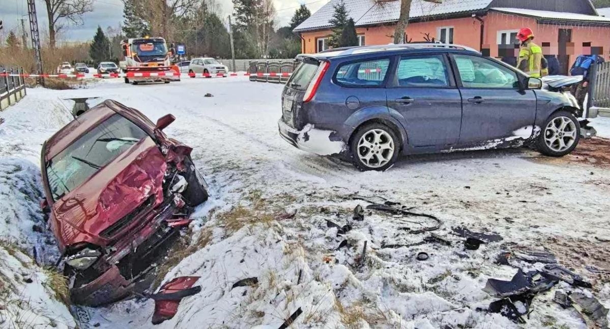 Zdjęcie - strażacy planowali ciąć karoserię samochodu w rowie, byleby wydobyć kierowcę. Udało się wydostać szofera bez cięcia