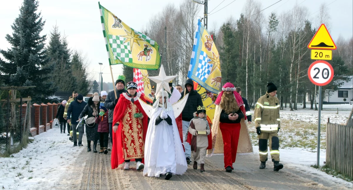 Zdjęcie Orszaku Trzech Króli w drodze do kościoła Miedzierzy