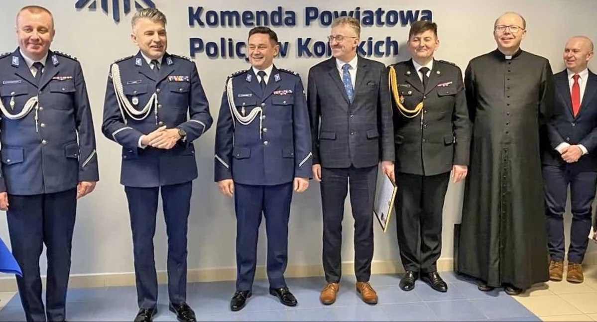Zdjęcie komendantów policji i gości