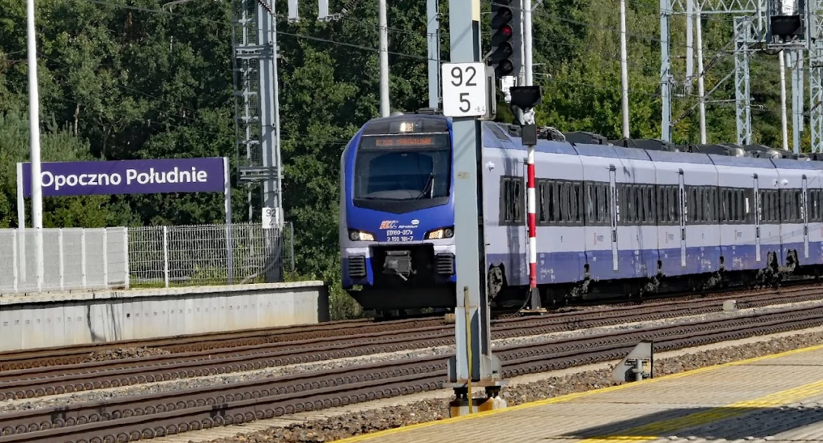 Zdjęcie pociągu Intercity wjeżdżającego na przystanek Opoczno Południe
