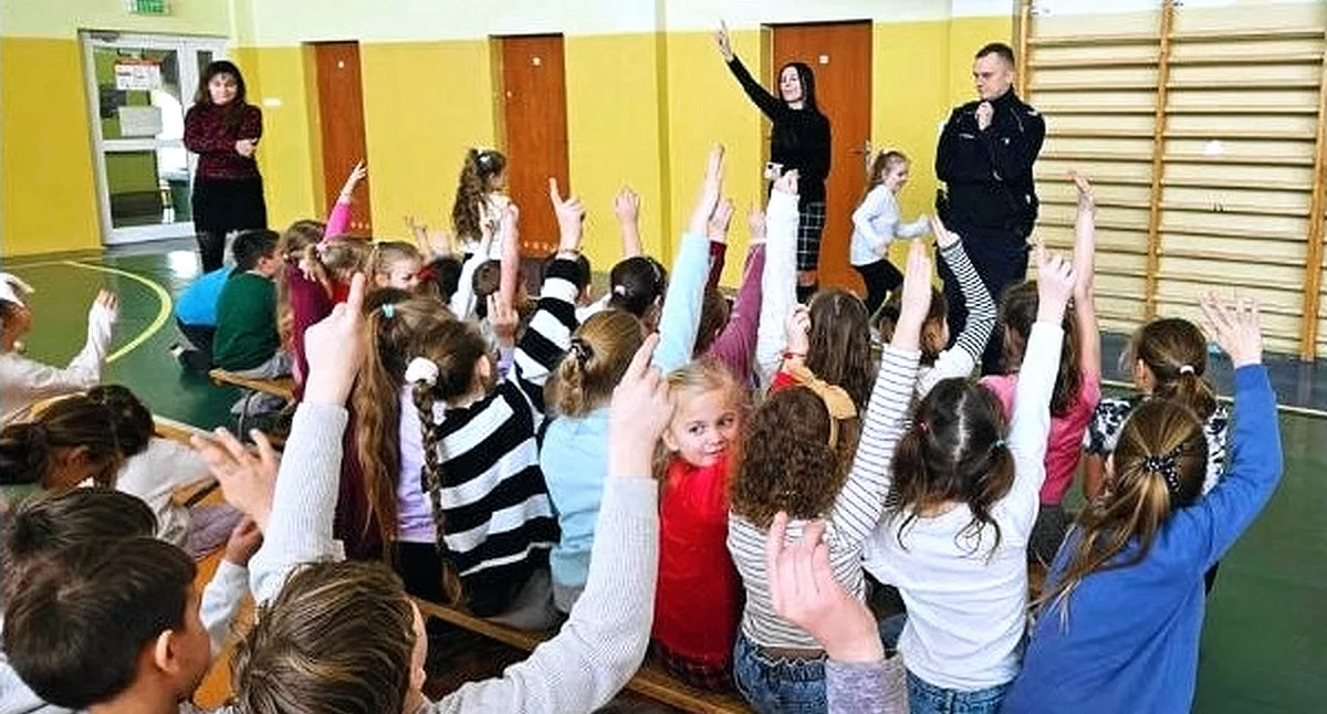 Zdjęcie najaktywniejszej grupy młodszych uczniów SP w Królewcu podczas spotkania z policjantem