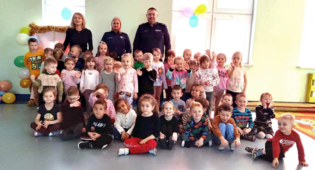 Zdjęcie ze spotkania policjantów z przedszkolakami w Smykowie