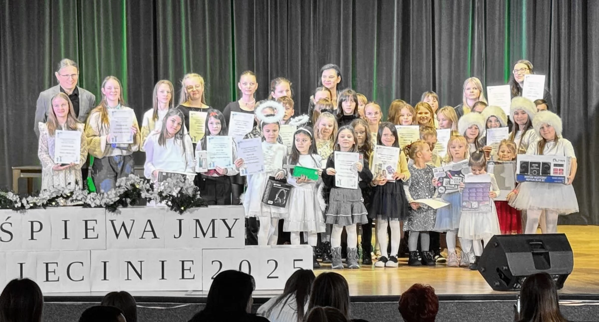 Zdjęcie laureatów konkursu z organizatorami