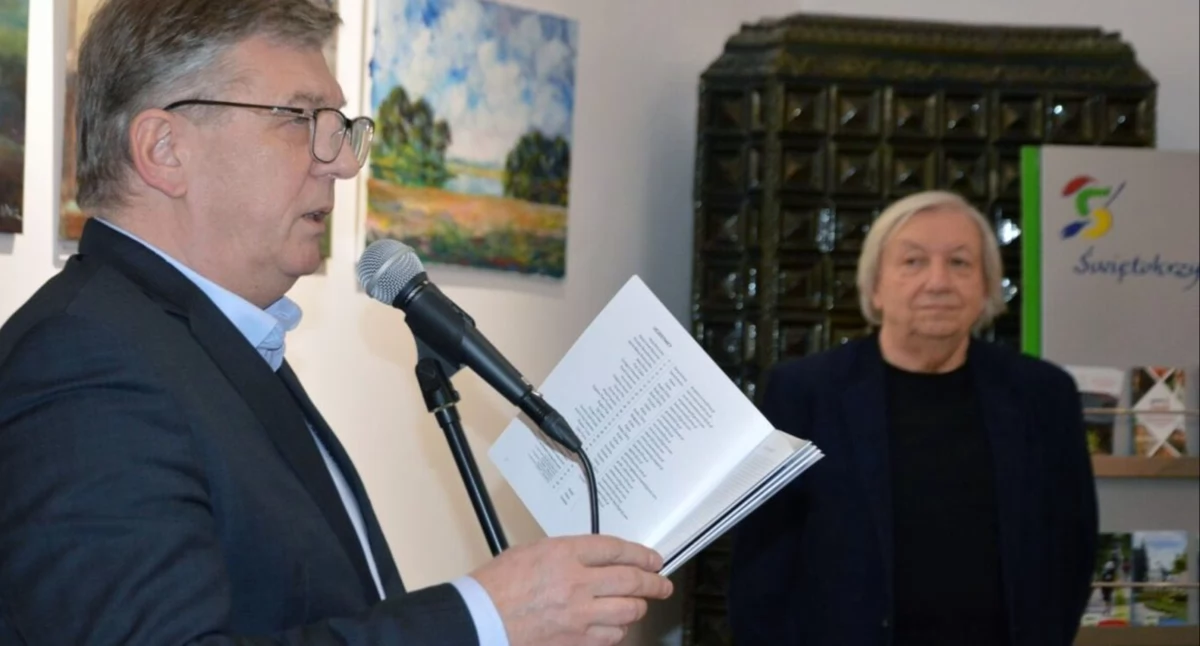 Zdjęcie dyrektora biblioteki Dariusza Kowalczyka, który otworzył wystawę. W tle uczestnik plenerów Wiesław Turno, artysta fotografik