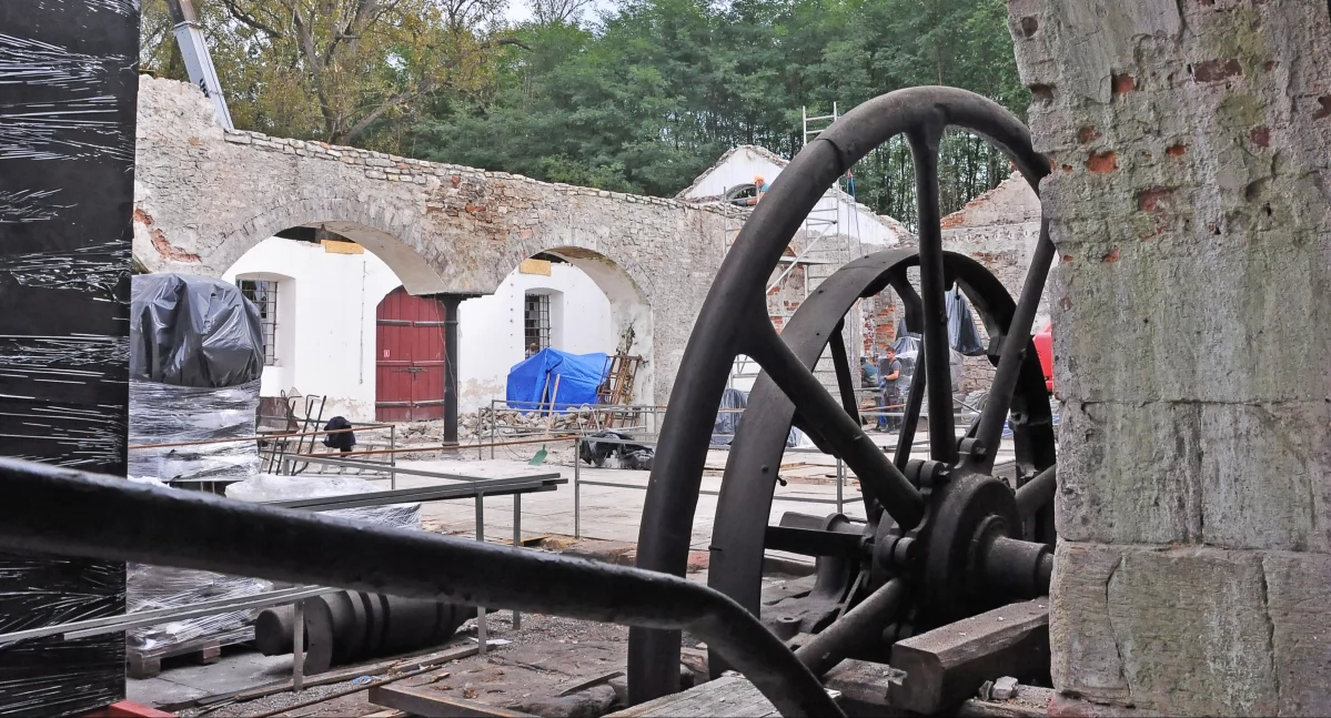 Zdjęcie remontowanego budynku Muzeum Techniki w Sielpi - stary, dziurawy dach zdjęto i kładziony jest nowy, solidny