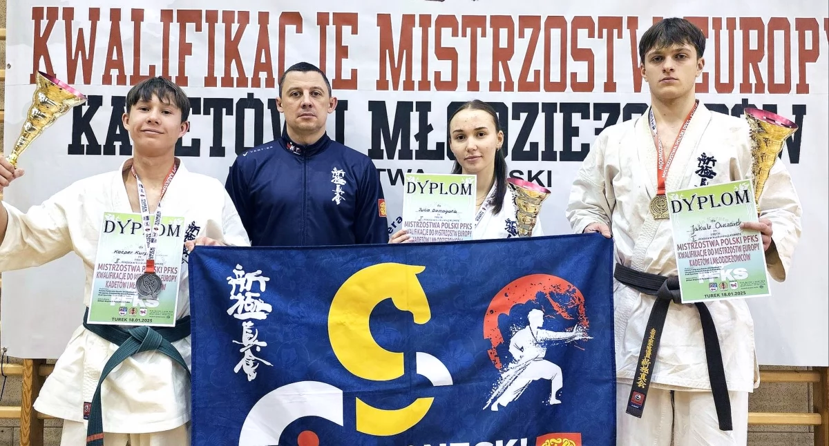 Zdjęcie zawodników Koneckiego KKK z trenerem Mateuszem Garbaczem