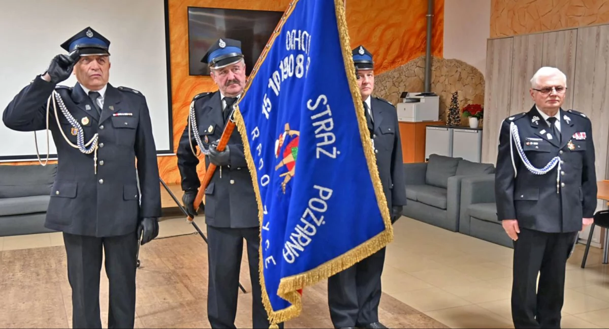 Zdjecie pocztu sztandarowego OSP KSRG Radoszyce i prezesa gminnego Wiesława Basiaka